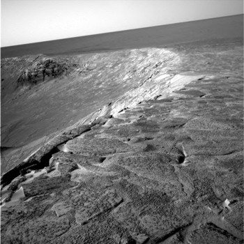 Opportunity am Abgrund, direkt am sdlichen Rand des Kraters mit Blick nach Osten